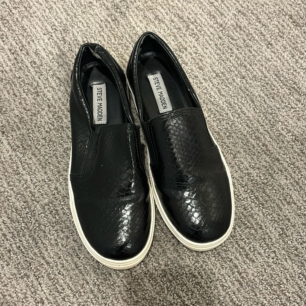 Steve Madden snake print shoes in black